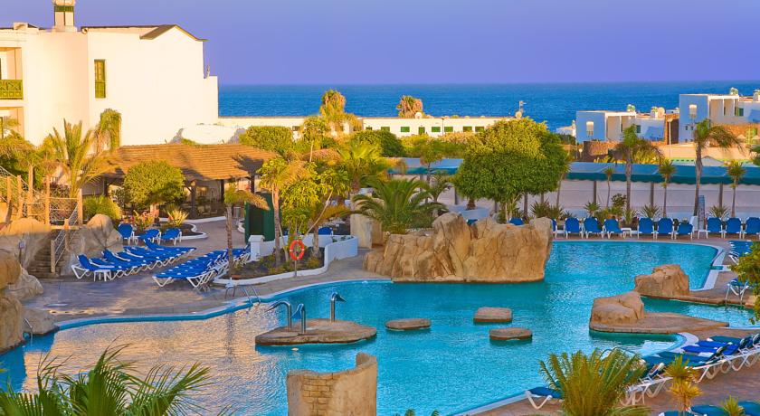 Zwembad van Hotel Blue Sea Costa Bastian op Lanzarote